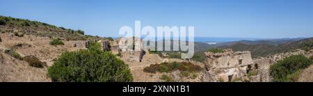 Panoramablick auf verlassenes Dorf auf Sardinien Stockfoto