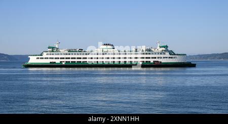 Edmonds, WA, USA - 15. Juli 2024; Washington State Car Ferry MV Spokane Segeln auf flachem, ruhigem Wasser Stockfoto