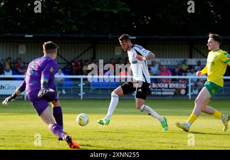 Legia Warszawas Tomáš Pekhart (Mitte) erzielt das dritte Tor des Spiels in der UEFA Conference League, in der zweiten Qualifikationsrunde und im zweiten Legspiel im Bangor City Stadium, Wales. Bilddatum: Donnerstag, 1. August 2024. Stockfoto