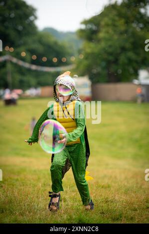 Wilderness Festival, Cornbury Park, England. Donnerstag, 1. August 2024. Festivalbesucher kommen an und genießen den ersten Tag des viertägigen Festivals, bei dem Musik und Kunst gefeiert werden. Anrede: Andrew Walmsley/Alamy Live News Stockfoto