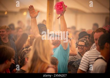 Wilderness Festival, Cornbury Park, England. Donnerstag, 1. August 2024. Festivalbesucher kommen an und genießen den ersten Tag des viertägigen Festivals, bei dem Musik und Kunst gefeiert werden. Anrede: Andrew Walmsley/Alamy Live News Stockfoto