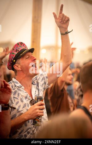 Wilderness Festival, Cornbury Park, England. Donnerstag, 1. August 2024. Festivalbesucher kommen an und genießen den ersten Tag des viertägigen Festivals, bei dem Musik und Kunst gefeiert werden. Anrede: Andrew Walmsley/Alamy Live News Stockfoto