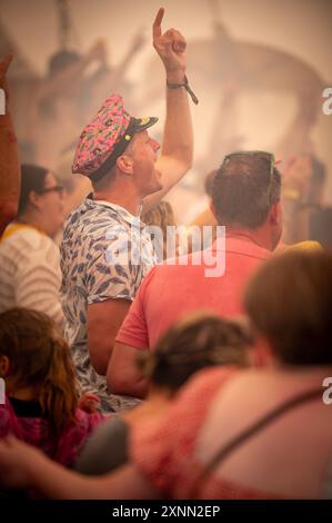 Wilderness Festival, Cornbury Park, England. Donnerstag, 1. August 2024. Festivalbesucher kommen an und genießen den ersten Tag des viertägigen Festivals, bei dem Musik und Kunst gefeiert werden. Anrede: Andrew Walmsley/Alamy Live News Stockfoto