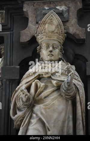 L'église Saint-Géry EST une église édifiée de 1648 à 1745, située dans la ville de Cambrai dans le département du Nord. Elle fait l’objet d’un class Stockfoto