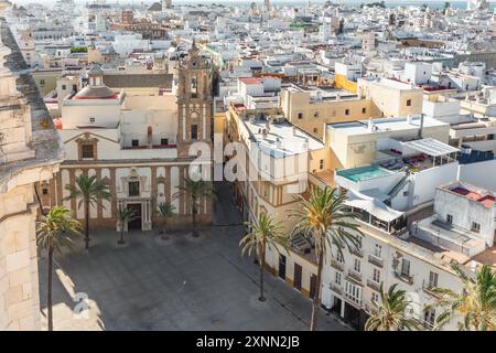 Die Kirche Santiago de Cádiz befindet sich auf dem Domplatz von Cádiz, Andalusien, Spanien Stockfoto