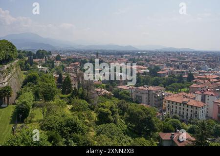 Bergamo, Italien - 17. Juni 2024 - die Oberstadt mit venezianischen Mauern Stockfoto