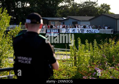 Blick auf Legia Warszawa Fans in einem Ferienpark, der die UEFA Conference League, die zweite Qualifikationsrunde, das zweite Legspiel im Bangor City Stadium, Wales, beobachtet. Bilddatum: Donnerstag, 1. August 2024. Stockfoto