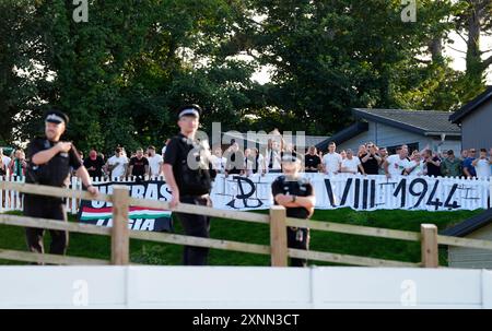 Blick auf Legia Warszawa Fans in einem Ferienpark, der die UEFA Conference League, die zweite Qualifikationsrunde, das zweite Legspiel im Bangor City Stadium, Wales, beobachtet. Bilddatum: Donnerstag, 1. August 2024. Stockfoto