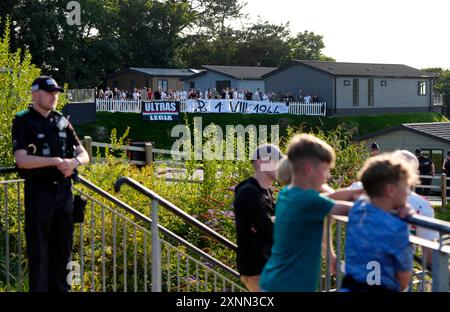 Blick auf Legia Warszawa Fans in einem Ferienpark, der die UEFA Conference League, die zweite Qualifikationsrunde, das zweite Legspiel im Bangor City Stadium, Wales, beobachtet. Bilddatum: Donnerstag, 1. August 2024. Stockfoto