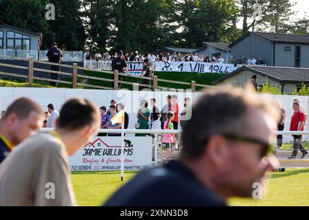 Blick auf Legia Warszawa Fans in einem Ferienpark, der die UEFA Conference League, die zweite Qualifikationsrunde, das zweite Legspiel im Bangor City Stadium, Wales, beobachtet. Bilddatum: Donnerstag, 1. August 2024. Stockfoto