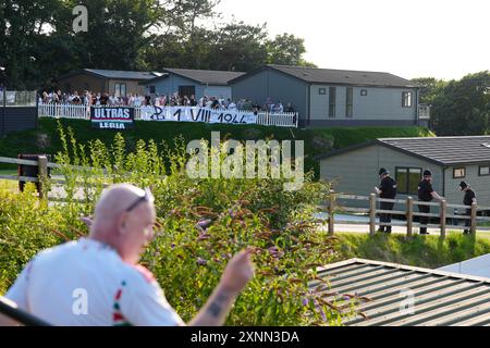 Blick auf Legia Warszawa Fans in einem Ferienpark, der die UEFA Conference League, die zweite Qualifikationsrunde, das zweite Legspiel im Bangor City Stadium, Wales, beobachtet. Bilddatum: Donnerstag, 1. August 2024. Stockfoto