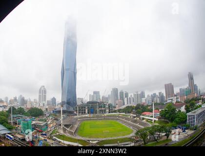 23. April 2022 Kuala Lumpur Malaysia - Merdeka 118 Tower und die Skyline von Kuala Lumpur während der Morgen- und Abendstunden. Es ist die zweithöchste bui Stockfoto