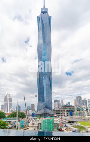 23. April 2022 Kuala Lumpur Malaysia - Merdeka 118 Tower und die Skyline von Kuala Lumpur während der Morgen- und Abendstunden. Es ist die zweithöchste bui Stockfoto
