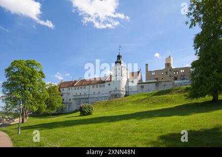 Deutschland, Heidenheim - 12. Mai 2024: Schloss Hellenstein liegt auf einem Hügel 70 Meter über der Stadt Heidenheim. Stockfoto