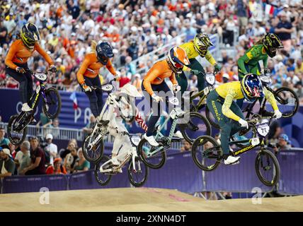 PARIS: Merel Smulders, Manon Veenstra und Laura Smulders im BMX-Viertelfinale der Olympischen Spiele. ANP ROBIN VAN LONKHUIJSEN Credit: ANP/Alamy Live News Stockfoto