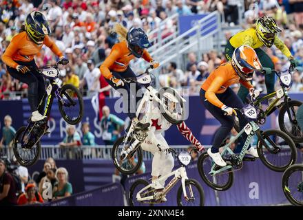 PARIS: Merel Smulders, Manon Veenstra und Laura Smulders im BMX-Viertelfinale der Olympischen Spiele. ANP ROBIN VAN LONKHUIJSEN Credit: ANP/Alamy Live News Stockfoto