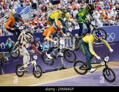 PARIS: Merel Smulders, Manon Veenstra und Laura Smulders im BMX-Viertelfinale der Olympischen Spiele. ANP ROBIN VAN LONKHUIJSEN Credit: ANP/Alamy Live News Stockfoto