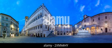 Perugia - der Hauptplatz der Altstadt - Piazza IV Novembre in der Abenddämmerung. Stockfoto