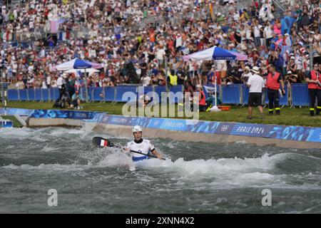 Vaires Sur Marne, Frankreich. August 2024. Canoe Slalom - Männer Kayak Single 2024 Olympische Sommerspiele, Paris 2024, Paris, Frankreich am August 12024. Foto: Nicolas Gouhier/ABACAPRESS. COM Credit: Abaca Press/Alamy Live News Stockfoto