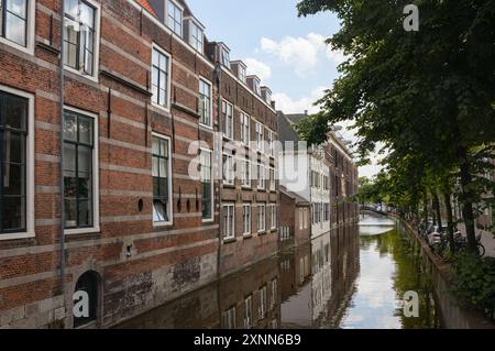 Blick auf die Oude Delft (Old Delft), einen der ältesten Kanäle des historischen Stadtzentrums von Delft. Südholland, Niederlande Stockfoto