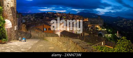 Perugia - der Blick nach Norden - Westen Teil der Altstadt in der Abenddämmerung. Stockfoto