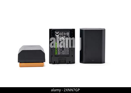 Deutschland Berlin 1. August 2024. Ersatzbatterie NEEWER NP-FZ100 isoliert auf weißem Hintergrund. Ersatzakku weiß. Stockfoto