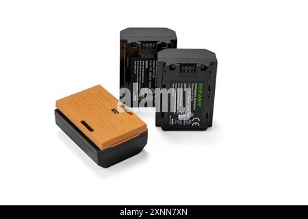 Deutschland Berlin 1. August 2024. Ersatzbatterie NEEWER NP-FZ100 isoliert auf weißem Hintergrund. Ersatzakku weiß. Stockfoto