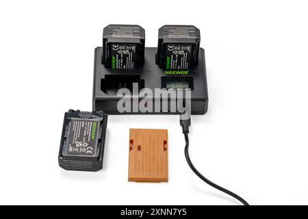 Deutschland Berlin 1. August 2024. NEEWER NP-FZ100 Ersatzakku und Ladegerät isoliert auf weißem Hintergrund. USB-Ladegerät mit drei Anschlüssen. Stockfoto