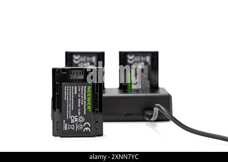 Deutschland Berlin 1. August 2024. NEEWER NP-FZ100 Ersatzakku und Ladegerät isoliert auf weißem Hintergrund. USB-Ladegerät mit drei Anschlüssen. Stockfoto