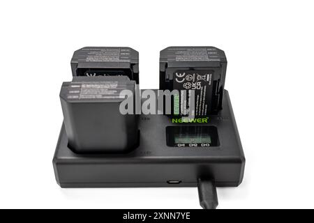Deutschland Berlin 1. August 2024. NEEWER NP-FZ100 Ersatzakku und Ladegerät isoliert auf weißem Hintergrund. USB-Ladegerät mit drei Anschlüssen. Stockfoto