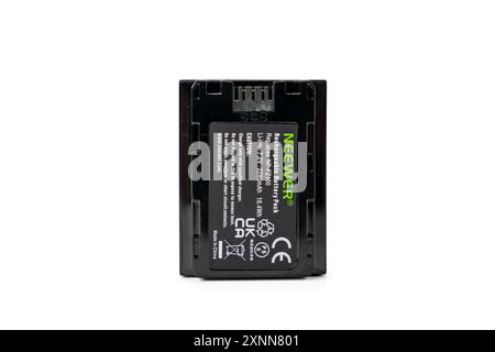 Deutschland Berlin 1. August 2024. Ersatzbatterie NEEWER NP-FZ100 isoliert auf weißem Hintergrund. Ersatzakku weiß. Stockfoto