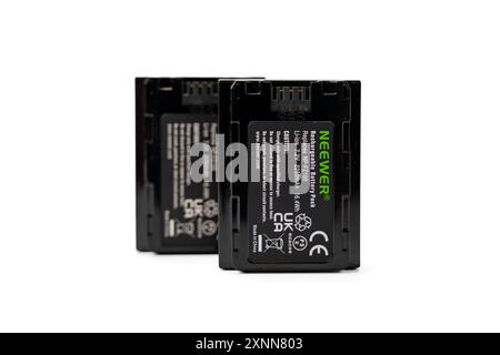 Deutschland Berlin 1. August 2024. Ersatzbatterie NEEWER NP-FZ100 isoliert auf weißem Hintergrund. Ersatzakku weiß. Stockfoto