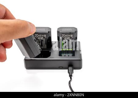 Deutschland Berlin 1. August 2024. NEEWER NP-FZ100 Ersatzakku und Ladegerät isoliert auf weißem Hintergrund. USB-Ladegerät mit drei Anschlüssen. Stockfoto