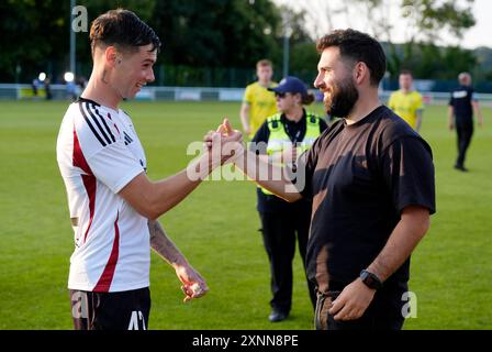 Der Trainer von Legia Warszawa Gonzalo Feio (rechts) feiert mit Sergio Barcia (links) während der UEFA Conference League, zweite Qualifikationsrunde, zweites Legspiel im Bangor City Stadium, Wales. Bilddatum: Donnerstag, 1. August 2024. Stockfoto