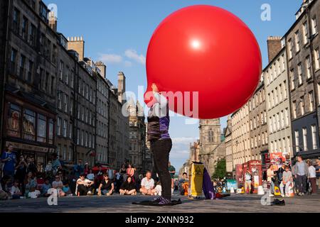 Edinburgh, Schottland, Großbritannien. 1. August 2024. Straßenszenen in der Altstadt von Edinburgh vor der Eröffnung des Edinburgh International Festivals und des Fringe Festivals morgen, 2. August. Pic; Straßenkünstler unterhalten Menschenmassen auf der Royal Mile. Iain Masterton/Alamy Live News Stockfoto