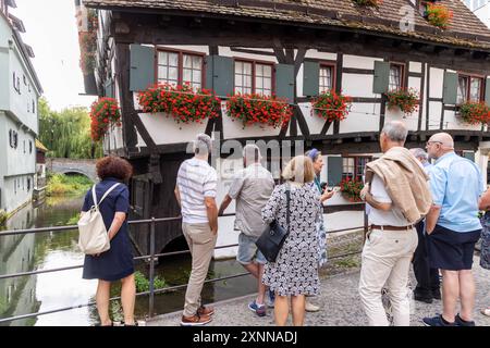 Schiefes Haus im historischen Fischerviertel an der Donau in Ulm. Das Fachwerkhaus wurde 1443 erbaut. Im Guinness Buch der Rekorde ist das Gebäude als schiefstes Hotel der Welt aufgeführt. // 29.07.2024: Ulm, Baden-Württemberg, Deutschland *** Schiefes Haus im historischen Fischerviertel an der Donau in Ulm das Fachwerkhaus wurde 1443 erbaut das Gebäude ist im Guinness-Buch der Rekorde als das schiefste Hotel der Welt gelistet 29 07 2024 Ulm, Baden Württemberg, Deutschland Stockfoto