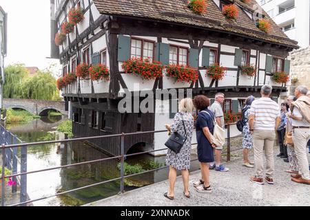 Schiefes Haus im historischen Fischerviertel an der Donau in Ulm. Das Fachwerkhaus wurde 1443 erbaut. Im Guinness Buch der Rekorde ist das Gebäude als schiefstes Hotel der Welt aufgeführt. // 29.07.2024: Ulm, Baden-Württemberg, Deutschland *** Schiefes Haus im historischen Fischerviertel an der Donau in Ulm das Fachwerkhaus wurde 1443 erbaut das Gebäude ist im Guinness-Buch der Rekorde als das schiefste Hotel der Welt gelistet 29 07 2024 Ulm, Baden Württemberg, Deutschland Stockfoto