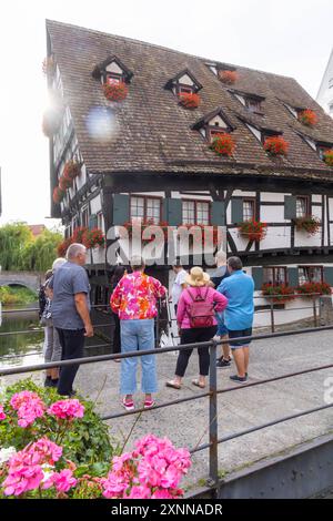 Schiefes Haus im historischen Fischerviertel an der Donau in Ulm. Das Fachwerkhaus wurde 1443 erbaut. Im Guinness Buch der Rekorde ist das Gebäude als schiefstes Hotel der Welt aufgeführt. // 29.07.2024: Ulm, Baden-Württemberg, Deutschland *** Schiefes Haus im historischen Fischerviertel an der Donau in Ulm das Fachwerkhaus wurde 1443 erbaut das Gebäude ist im Guinness-Buch der Rekorde als das schiefste Hotel der Welt gelistet 29 07 2024 Ulm, Baden Württemberg, Deutschland Stockfoto