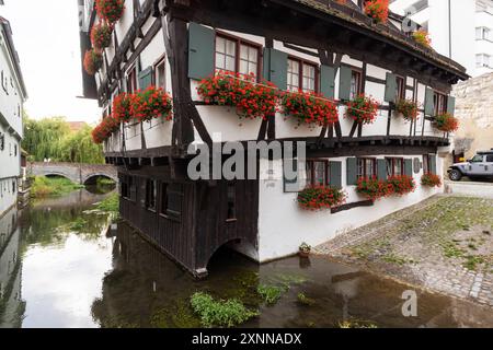 Schiefes Haus im historischen Fischerviertel an der Donau in Ulm. Das Fachwerkhaus wurde 1443 erbaut. Im Guinness Buch der Rekorde ist das Gebäude als schiefstes Hotel der Welt aufgeführt. // 29.07.2024: Ulm, Baden-Württemberg, Deutschland *** Schiefes Haus im historischen Fischerviertel an der Donau in Ulm das Fachwerkhaus wurde 1443 erbaut das Gebäude ist im Guinness-Buch der Rekorde als das schiefste Hotel der Welt gelistet 29 07 2024 Ulm, Baden Württemberg, Deutschland Stockfoto