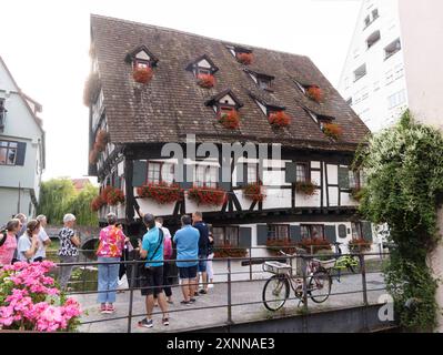 Schiefes Haus im historischen Fischerviertel an der Donau in Ulm. Das Fachwerkhaus wurde 1443 erbaut. Im Guinness Buch der Rekorde ist das Gebäude als schiefstes Hotel der Welt aufgeführt. // 29.07.2024: Ulm, Baden-Württemberg, Deutschland *** Schiefes Haus im historischen Fischerviertel an der Donau in Ulm das Fachwerkhaus wurde 1443 erbaut das Gebäude ist im Guinness-Buch der Rekorde als das schiefste Hotel der Welt gelistet 29 07 2024 Ulm, Baden Württemberg, Deutschland Stockfoto