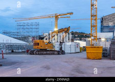 Bagger an der Baustelle Stuttgart 21. Rechts der Bonatzbau, links das Gerüst für das Eingangsportal für den neuen unterirdischen Hauptbahnhof. // 29.07.2024: Stuttgart, Baden-Württemberg, Deutschland *** Bagger auf der Baustelle Stuttgart 21 Bonatzbau rechts, Gerüst für das Eingangsportal zum neuen unterirdischen Hauptbahnhof links 29 07 2024 Stuttgart, Baden Württemberg, Deutschland Stockfoto