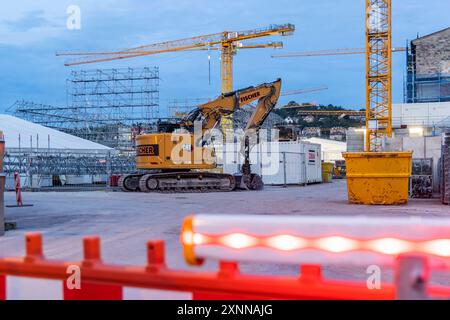 Bagger an der Baustelle Stuttgart 21. Rechts der Bonatzbau, links das Gerüst für das Eingangsportal für den neuen unterirdischen Hauptbahnhof. // 29.07.2024: Stuttgart, Baden-Württemberg, Deutschland *** Bagger auf der Baustelle Stuttgart 21 Bonatzbau rechts, Gerüst für das Eingangsportal zum neuen unterirdischen Hauptbahnhof links 29 07 2024 Stuttgart, Baden Württemberg, Deutschland Stockfoto