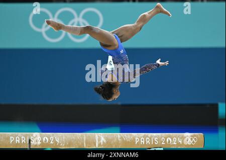 Paris, Fra. August 2024. Die US-amerikanische Simone Biles tritt auf dem Balancebalken während der Meisterschaft der Kunstturnen der Frauen während der Olympischen Sommerspiele 2024 in Paris am 1. August 2024 in der Bercy Arena in Paris auf. (Foto: Anthony Behar/SIPA USA) Credit: SIPA USA/Alamy Live News Stockfoto