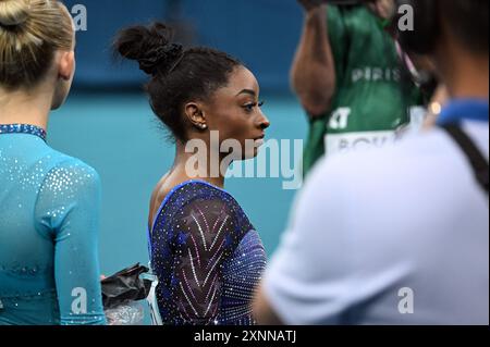 Paris, Fra. August 2024. Simone Biles wartet darauf, dass die Teilnehmer ihre Routine während der Meisterschaft der Kunstturnen der Frauen während der Olympischen Sommerspiele 2024 in Paris am 1. August 2024 in der Bercy Arena in Paris beenden. (Foto: Anthony Behar/SIPA USA) Credit: SIPA USA/Alamy Live News Stockfoto