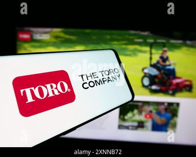 Smartphone mit Logo des amerikanischen Rasenmäher-Unternehmens The Toro Company vor der Business-Website. Konzentrieren Sie sich auf die Mitte des Telefondisplays. Stockfoto