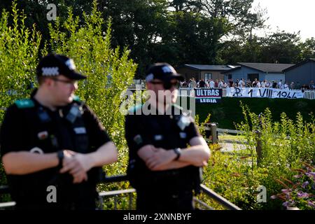 Blick auf Legia Warszawa Fans in einem Ferienpark, der die UEFA Conference League, die zweite Qualifikationsrunde, das zweite Legspiel im Bangor City Stadium, Wales, beobachtet. Bilddatum: Donnerstag, 1. August 2024. Stockfoto