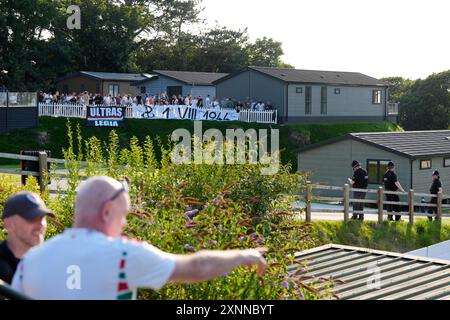 Blick auf Legia Warszawa Fans in einem Ferienpark, der die UEFA Conference League, die zweite Qualifikationsrunde, das zweite Legspiel im Bangor City Stadium, Wales, beobachtet. Bilddatum: Donnerstag, 1. August 2024. Stockfoto