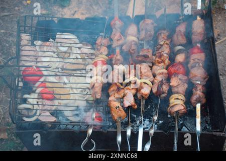 BBQ gegrilltes Wagyu New York Rindfleisch Steak oder Striploin Steak auf einem Teller mit Salat. Holzhintergrund. Draufsicht. Stockfoto
