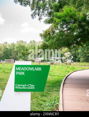 Beschilderung zum Meadowlark Park am Monon Trail in Carmel Indiana vor Indianapolis. Stockfoto