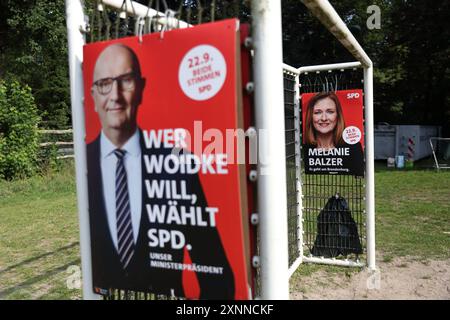 Zwei Wahlplakate mit Dietmar Woidke SPD, Ministerpräsident Brandenburg und Spitzenkandidat und Melanie Balzer SPD, Landtagskandidatin Wahlkreis 18 Potsdam-Mittelmark II hängen in einem Fußballtor während der Strohballenfest-Sommertour, einer Wahlkampfveranstaltung der SPD für die Landtagswahl in Brandenburg, Wilhelmshorst bei Potsdam, 1. August 2024. Die Wahl findet am 22. September statt. Landtagswahl Brandenburg 2024: SPD Strohballenfest *** zwei Wahlplakate mit Dietmar Woidke SPD, brandenburgischer Ministerpräsident und Spitzenkandidatin und Melanie Balzer SPD, Landtagskandidatin con Stockfoto